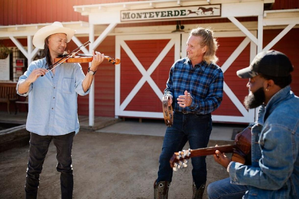 trois hommes qui jouent de la musique country